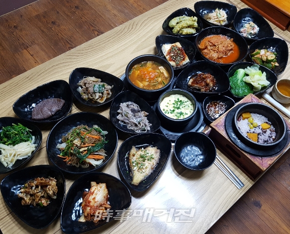 밀양에 소재한 ‘수라간’은 지난 20년이라는 긴 세월동안 밀양시민들과 함께 한 밀양의 대표적인 맛집이다.
