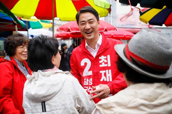최재훈 국민의힘 달성군수 후보가 군민들과 인사를 나누고 있다.(사진_최재훈 후보 캠프)