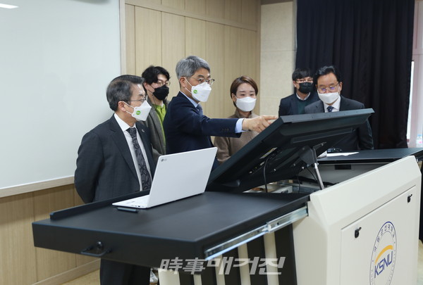 군산대는 온/오프라인 지원 학습관리시스템이 구비된 BLS 강의실을 구축하고, 시연회를 개최했다.(사진-군산대)