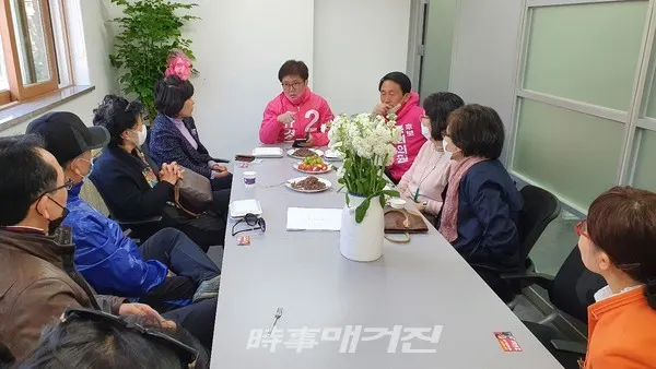 미래통합당 강남(병) 유경준 후보가 이석주 서울시의회의원과 함께 재개발 청원을 촉구하는 지지자들과 면담하고 있다.