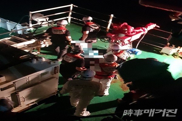 지난 25일 신안군 흑산도에서 80대 고령 응급환자가 발생해 해경이 긴급 이송하고 있다/사진=목포해양경찰서 제공