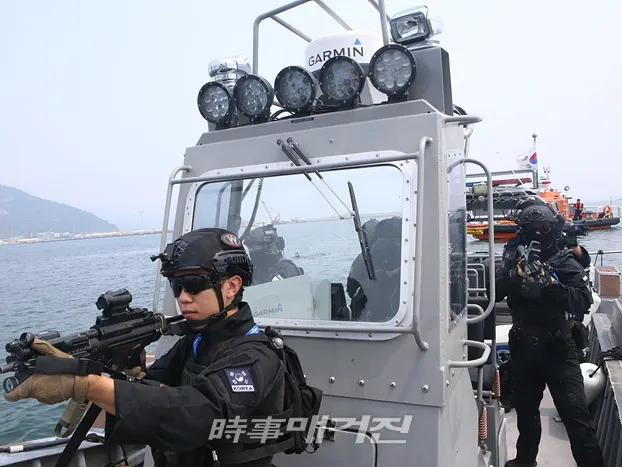 ▲ 해양경계중인 서해해경 특공대.(사진_서해지방해양경찰청)