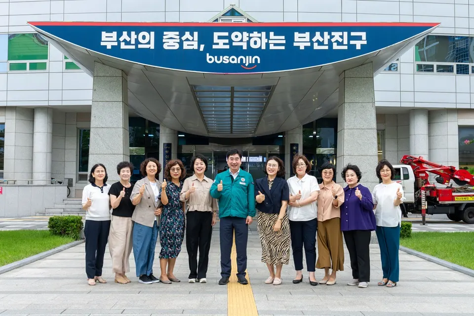 '전월세 안심계약 매니저 제도' 시범 도입 후 기념촬영.(사진_부산진구)