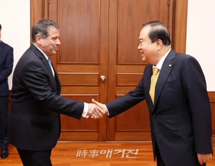 문희상 국회의장이 8일 오후 의장집무실에서 알프레도 까를로스 바스쿠(Alfredo Carlos Bascou) 신임 주한 아르헨티나 대사의 예방을 받고 악수를 나누고 있다.(사진_국회)