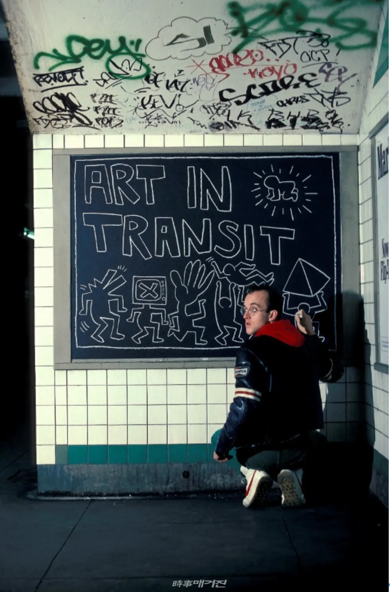 키스 해링(Keith Haring, 1958-1990)© The Keith Haring Foundation, Keith Haring (사진출처=피카프로젝트)최고운 큐레이터= ‘Art in Transit’, 전환기의 예술. 해링의 공통적인 도상인 ‘빛나는 아기(Radiant Child)’, ‘짖는 개(Brking Dog)’ 그리고 방송매체의 권력에 대해 경각심을 말하는 ‘TV 머리를 갖고 있는 인간상’ 등이 보인다. 해링만의 상징적 이미지로 소비문화의 현실을 풍자하고 있다.