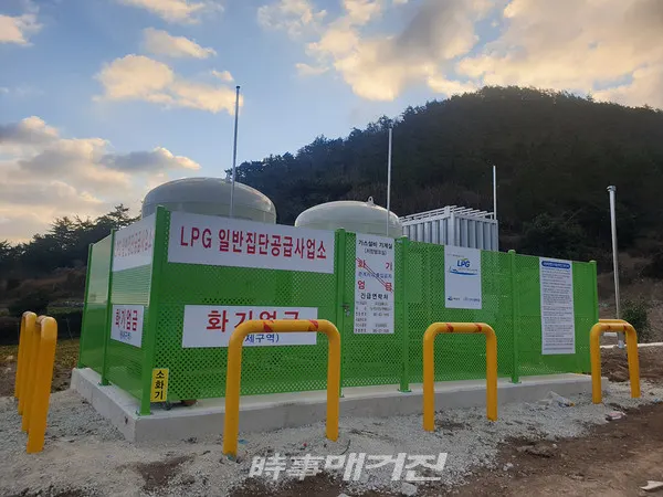 여수시가 ‘남면 역포마을 LPG배관망 사업’을 완료해 1월 말부터 82가구에 배관망으로 LPG를 공급할 예정이라고 밝혔다. 이번 사업으로 기존 LPG용기 사용 대비 48%, 등유보일러 대비 20% 가량의 주민 연료비 절감 효과가 기대된다.