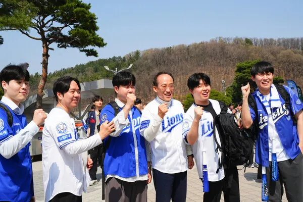 추경호 국민의힘 의원이 지난 28일 대구 삼성라이온즈파크를 찾아 야구팬들과 소통하고 있다.(사진_추경호 의원실)