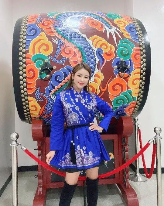 송가인 푸른색 옷 입고 단아함 물씬