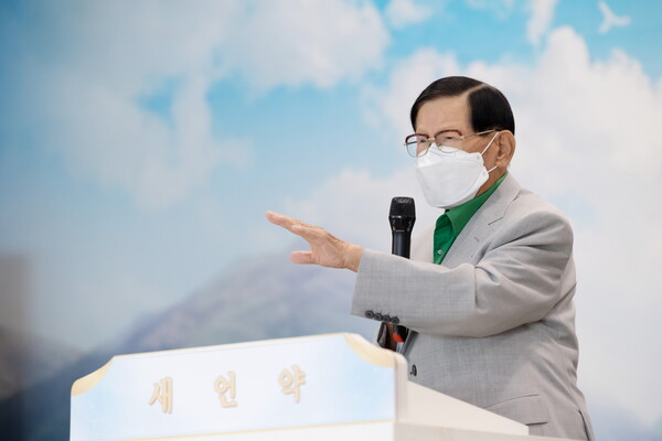 이만희_총회장이_지난 1일_신천지예수교회_유튜브_세미나_'내가_보고_들은_계시록'을_설교하고_있다.(사진제공_신천지)