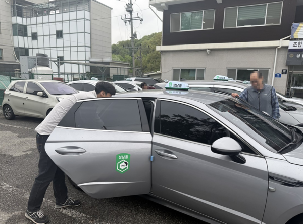 20일 성남시 개인택시조합 주차장에서 성남시 관계자가 택시 청결상태를 점검하고 있다. (사진_성남시)