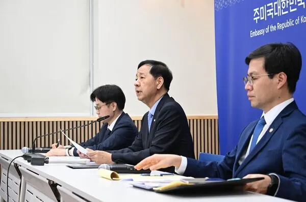 구윤철 부총리 겸 기획재정부 장관이 30일(현지 시간) 미국 워싱턴 주미한국대사관에서 열린 '한-미 통상협의 결과브리핑'에서 발표문을 낭독하고 있다. (사진_기획재정부)