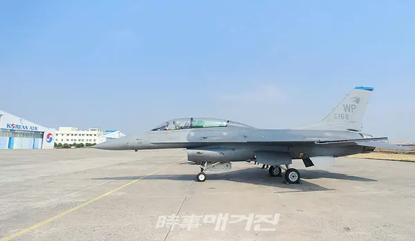 대한항공은 "미국방부로부터 2020년 11월부터 2030년 9월까지 약 10년간 주한미군 및 주일미군에 배치된 F-16 전투기의 수명(비행 가능시간)연장 및 창정비 사업을 수주했다. 총 사업 규모는 2900억원 수준이다"고 26일 밝혔다.사진은 대한항공이 정비하는 F-16 전투기 모습이다.(사진_대한항공)