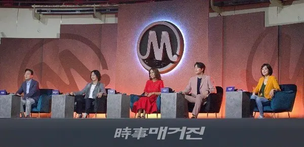 '2021 DIMF 뮤지컬스타' 파이널 라운드 심사위원 모습 (왼쪽부터 DIMF 배성혁 집행위원장, 뮤지컬배우 마이클리·최정원·민우혁, 장소영 음악감독)