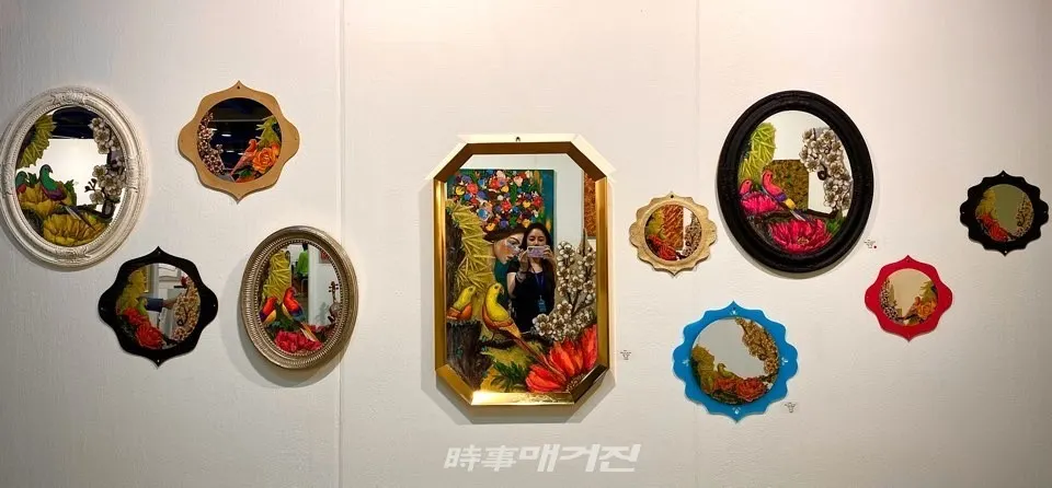 H아트스페이스에 참여한 최지인 작가의 화조화