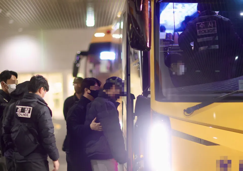 23일 오전 국내로 강제 송환된 캄보디아 범죄 조직원이 인천공항에서 경찰로 인계되고있다.(사진_경찰청)