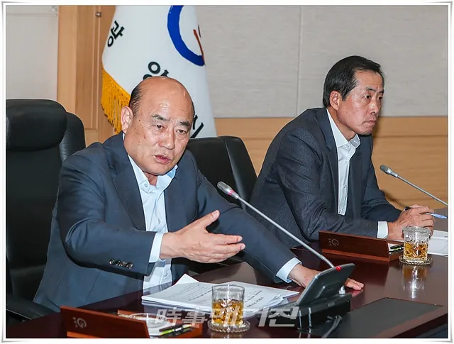 광양시는 10일(목) 시청 상황실에서 정현복 광양시장의 주재로 국·단·소장과 읍·면·동장 연석회의를 갖고 시가 안고 있는 현안과 읍·면·동 일선행정의 우수 시책을 공유하는 시간을 가졌다(사진_광양시청)
