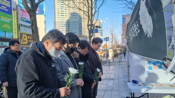 롯데 호텔앞을 지나는 시민들이 희생자를 애도하고 있다.(사진_강정덕 기자)