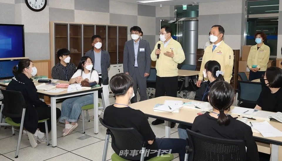 주낙영 경주시장이 서정원 경주교육장과 함께 지난해 6월 11일 첫 신입생 60명을 선발한 경주시 감포읍 소재 한국국제통상마이스터 고등학교를 찾아 학교 운영 및 시설방역 현장을 점검하고 있다.(사진_경주시청)