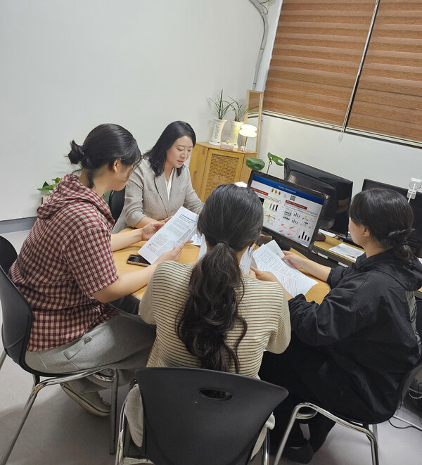 박재은 교수는 3명의 학생연구원이 소규모 연구팀을 꾸려 매주 실험 미팅을 열고, 데 이터 분석과 논문 작성까지 함께 진행한다. 학생들은 제과제빵 기술자에 머무르지 않 고, 실제 연구와 산업의 전 과정을 경험하며 융합형 인재로 성장하고 있다.