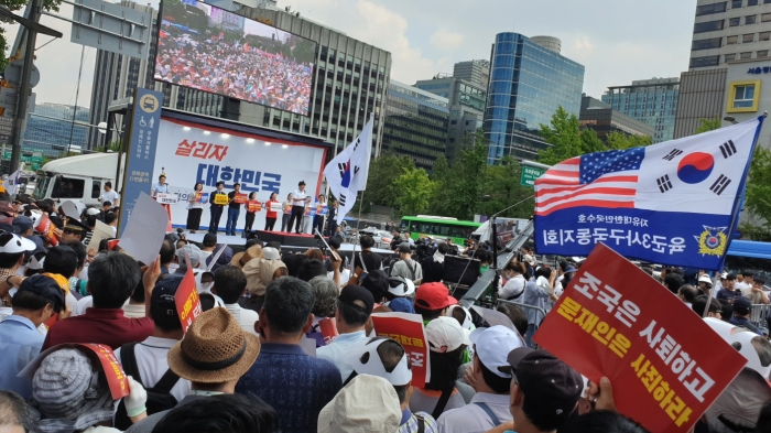 서울 도심의 시위가 이어지는 가운데 자유한국당이 8.31 경복궁역 주변 도로에서 문재인 정권규탄 집회를 가졌다.(사진_시사매거진)