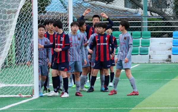 대회에 앞서 연습 경기를 가진 제주중앙중학교와 경기SFC U-15팀.(사진/이샛별 기자)