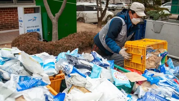 아파트단지 수거함에서 아이스팩을 수거하고 있다.(사진_울산자원순환사업협동조합)