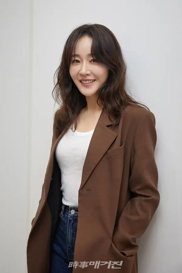 배우 엄지원이 포즈를 취하고 있다.