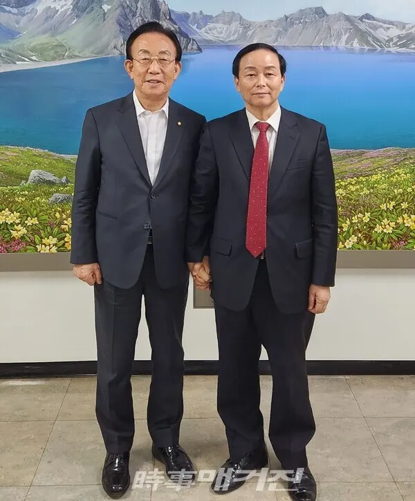 김관용 수석부의장과 수석부의장실에서 기념 촬영하고 있는 최성덕 회장 (사진_윤사모 제공)