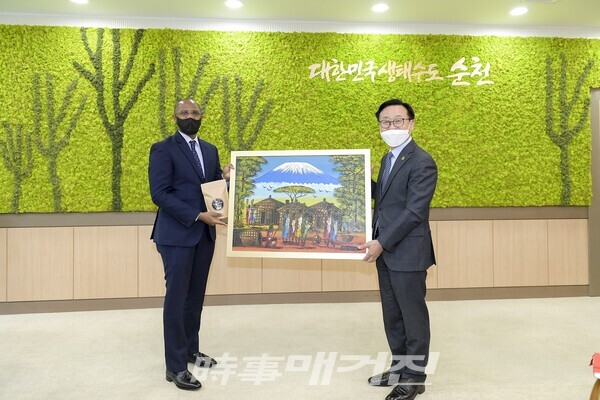 ▲ 주한 탄자니아 대사 순천시 방문(좌측 토골라니 에드리스 마부라 탄자니아 대사,  우측 손점식 순천시 부시장)