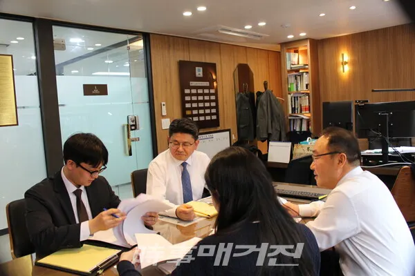 에프앤엘파트너스는 검찰의 금융·특수수사 전문가들이 깊이 있는 이해와 다양한 경험들을 바탕으로 최적의 솔루션을 제공한다. 맞닥뜨릴 수 있는 복잡한 법적 문제와 위기 상황에 서 신뢰를 바탕으로 가장 적합한 해결책을 제안한다.