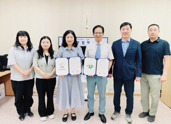 여주시가족센터와 여주도시공사는 8월 4일(화) 여주시가족센터에서 지역사회 가족복지 증진과 가족친화 문화 확산을 위한 업무협약(MOU)을 체결했다. (사진_여주시)