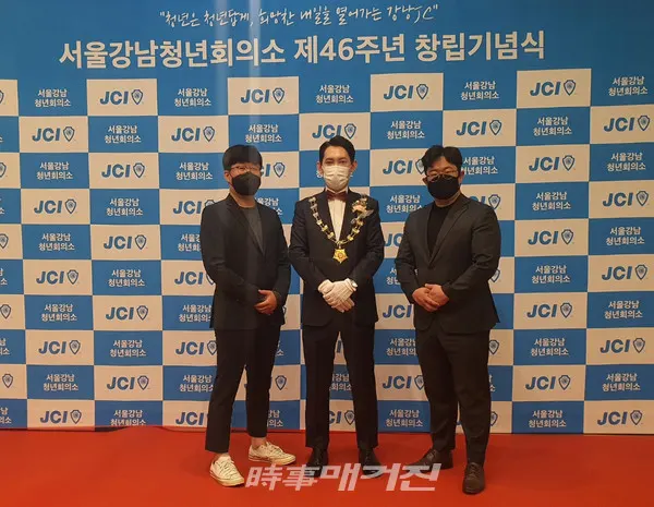 좌측부터 (주)아트홀딩스 정형석 이사, 강남JC 김재방 회장, (주)지엠폼 이철용 대표(사진_(주)지엠폼)