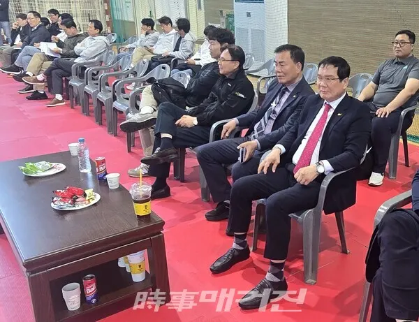 우측 첫 번째 서울시 태권도협회 이재욱 부회장, 두 번째 서울시 태권도협회 이자형 회장이 경기를 관람하고 있다. (사진_이성만 기자)
