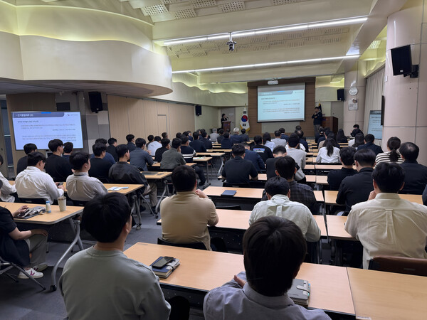 11일 본사 사옥에서 전 임직원을 대상으로 공직선거법 교육을 진행하고 있다.(사진_부산항만공사)