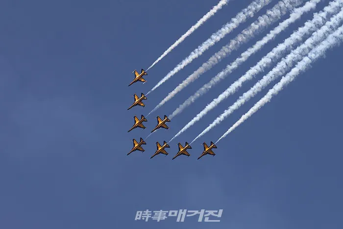 '서울 ADEX 2019‘에서 공군 ‘블랙이글스’가 개막 축하 비행을 하고 있다. / 시사매거진=김형석 기자