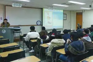 ▲ 성균관대 WCU 휴먼인터페이스 나노융합기술 연구팀은 WCU 사업을 통하여 해외석학과 국내연구팀의 시너지효과를 얻을 수 있도록 관련 분야 해외 우수 석학과의 공동 연구를 수행하고 있다.