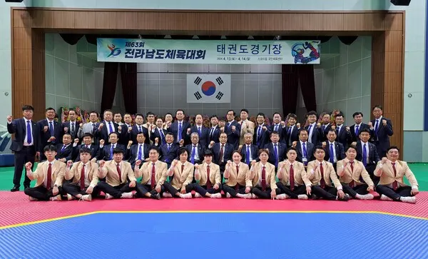 제53회 전라남도체육대회 태권도경기장 단체 기념사진.(사진_전라남도태권도협회)