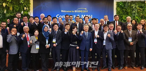 한국전력공사는 11월 6일 (수), 7일 (목) 이틀에 거쳐 『BIXPO 2019』가 열리고 있는 김대중컨벤션센터에서 해외 바이어 60명을 초청하여 수출상담회 행사를 개최했다.사진은 빅스포2019기간 중소기업 수출상담회 수출계약식후 기념사진이다.(사진_한국전력)