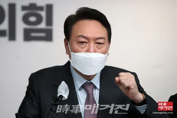 윤 후보는 “암호화폐는 국민 자산 형성의 중요한 포트폴리오로 작용한다”라며 “특히 청년들이 디지털 자산이라는 새로운 자산과 가치에 세계 어느 나라보다 빠르게 적응해 투자하고 있다”고 말했다. 이어 “770만 가상자산 투자자를 주식 투자자 수준으로 안전하게 보호하고 거래의 불편한 점을 개선해 나가겠다”라며 “청년들이, 투자자들이 안심하고 투자할 수 있는 환경을 적극 조성하겠다”라고 밝혔다.(사진_뉴시스)