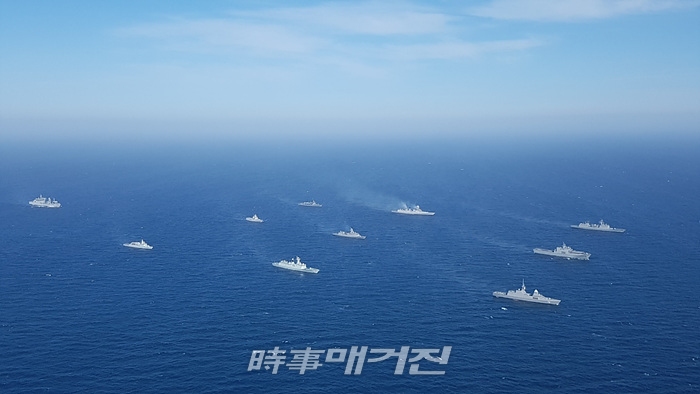 우리 해군의 왕건함(DDH-Ⅱ)을 비롯한 아세안확대국방장관회의(ADMM-Plus) 해양안보분과 연합해상훈련 참가국 함정들이 훈련의 일환으로 5월 2일 부산 근해를 기동하고 있다. 가장 앞 열은 좌측부터 싱가포르 해군 스톨워트함(STALWART), 우리 해군 천자봉함, 왕건함이다.[사진_대한민국해군]