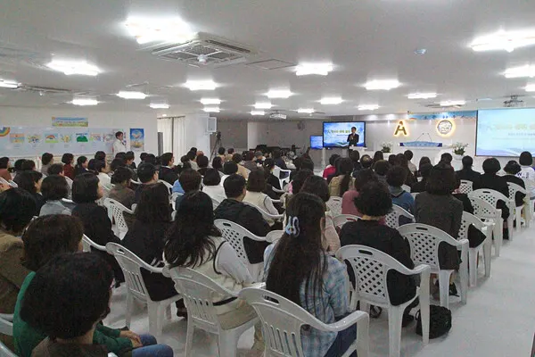 지난 25일 신천지예수교회 진해교회가 지난 '내가 바라던 세상' 오픈하우스를 개최한 가운데 참석자들이 강의를 듣고 있다.(사진_신천지예수교회)