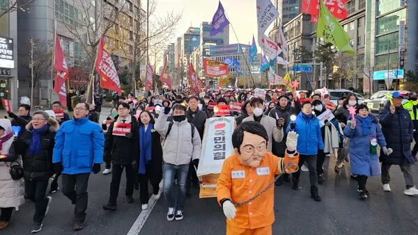 탄핵안 가결 발표후 거리 행진을 하고 있다.(사진_강정덕 기자)