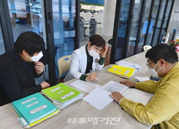 완주군이 설 연휴 이후 코로나19의 지역 내 확산을 차단하기 위해 사력을 다하고 있다.(사진-요양병원 등 방역점검, 완주군청 제공)