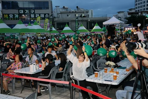 아맥축제를 즐기는 시민들의 모습.(사진_창원특례시)