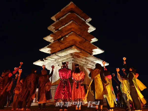 문화재청은 “세계유산을 활용한 내년도 프로그램을 공모해 세계유산 20건과 세계기록유산 3건을 활용한 총 23선의 2021년 세계유산 활용 프로그램을 선정했다”고 밝혔다. 사진은 익산 미륵사지 탑돌이 소원나눔 모습이다. (사진_문화재청)