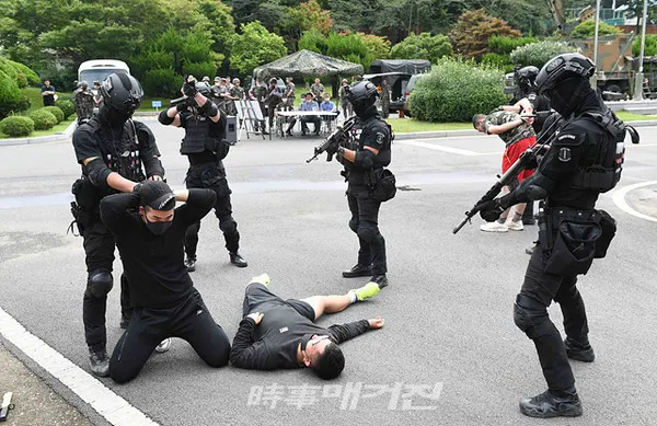 해군 진해기지사령부는 “30일 국방과학연구소 해양기술연구원에서 진해경찰서와 함께 군·경 합동 대테러훈련을 실시했다”고 밝혔다.사진은 30일 국방과학연구소에서 실시된 군ㆍ경 합동 대테러훈련에서 해군 진해기지사령부 대테러초동조치팀이 테러범을 진압하고 있다.(사진_해군진해기지사령부)