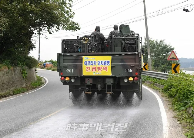대한민국 해군 제2함대사령부(사령관 소장 강동훈)가 아프리카 돼지열병(ASF) 확산 방지를 위해 지난 달 30일(월)부터 평택 청북·안중 일대에서 방역작업을 지원했다.(사진_해군2함대)