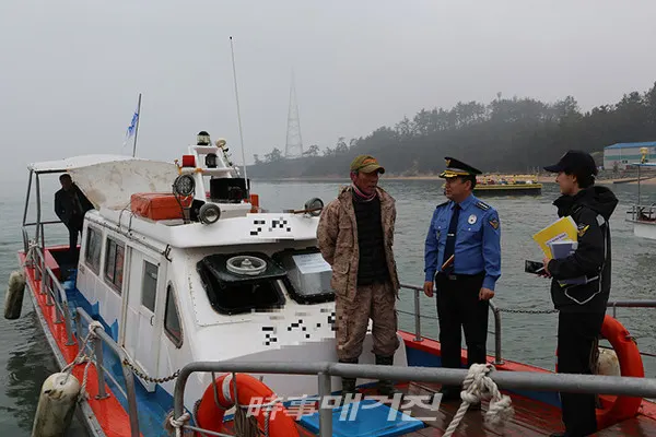 목포해양경찰서 정영진 서장은 22일 오후 2시경 무안군 운남면 신월 선착장을 방문해 설 연휴 해양사고 예방을 위한 다중 이용선박 현황과 도선 항로 및 선착장 시설물 안전관리를 점검했다.(사진_목포해양경찰서)