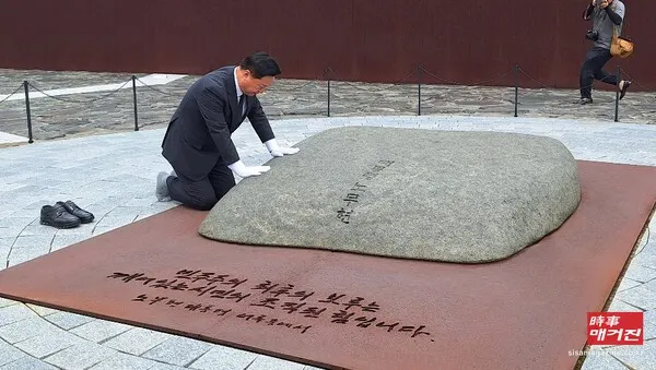 지난 여름, 경남 김해 봉하마을 노무현 전 대통령 묘역을 참배하고 있다. ‘리틀 노무현’이라 불리는 것이 못내 사무치리라.(사진_뉴시스)