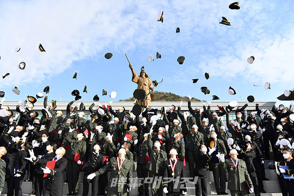 해군은 “27일 오후 2시 해군사관학교 연병장에서 제129기 해군․해병대 학사사관 임관식을 거행했다”고 밝혔다.사진은 제129기 사관후보생 수료 및 임관식에서 해군ㆍ해병대 신임장교들이 정모를 하늘위로 힘차게 던지며, 임관을 축하하고 있다.(사진_해군)